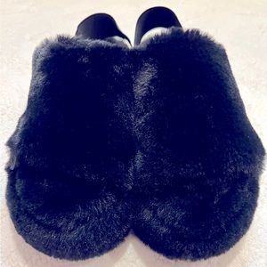 Black lounge all day in the plush fur-constructed slippers, size 6.